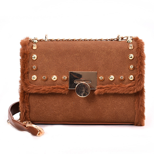 Μοντέρνα γυναικεία τσάντα με μεταλλικά στοιχεία σε τέσσερα χρώματα