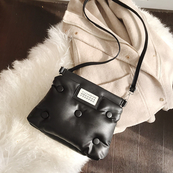 Дамска чанта от еко кожа в червен, черен, син и бял цвят