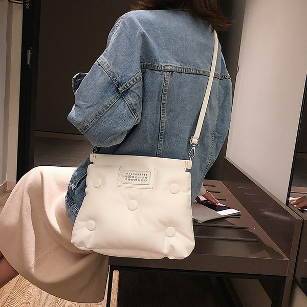 Дамска чанта от еко кожа в червен, черен, син и бял цвят