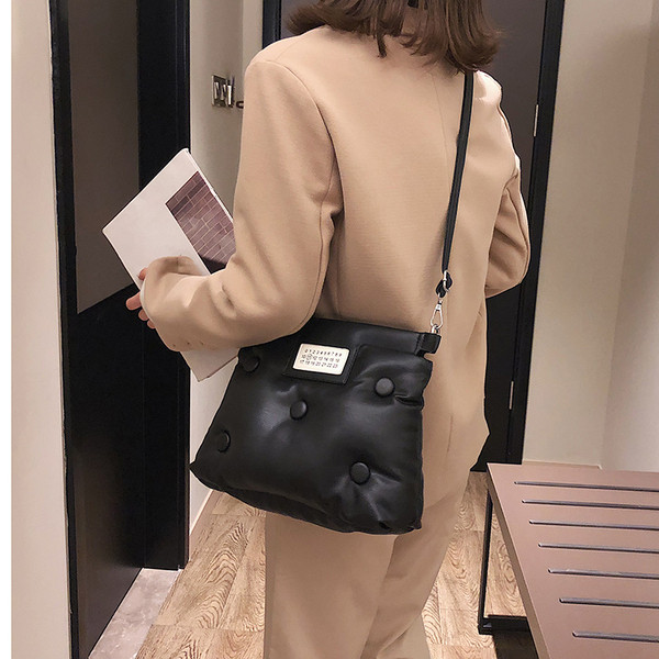 Дамска чанта от еко кожа в червен, черен, син и бял цвят