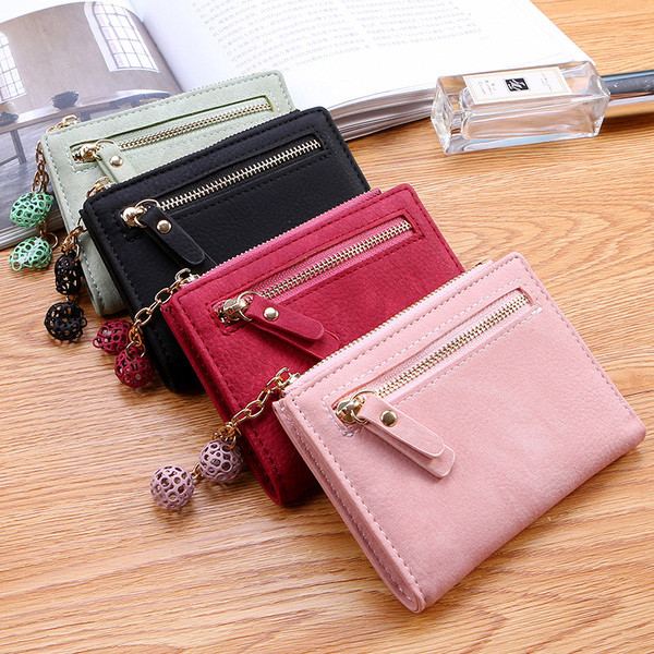 Μοντέρνο γυναικείο πορτοφόλι με μπροστινή τσέπη και μεταλλική διακόσμηση σε διάφορα χρώματα