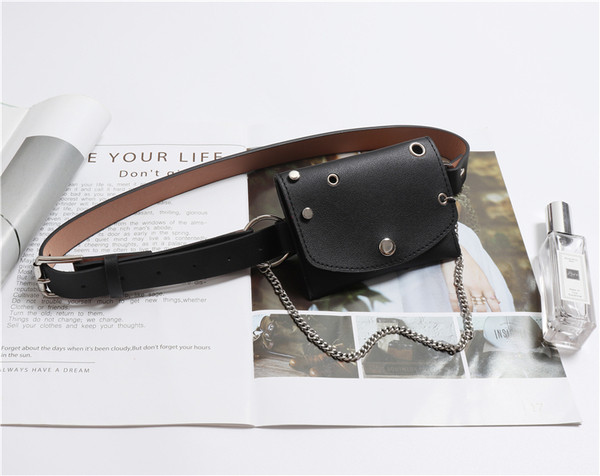 Cureaua de dama de ultimă generație cu portofel și lanț metalic de culoare neagră