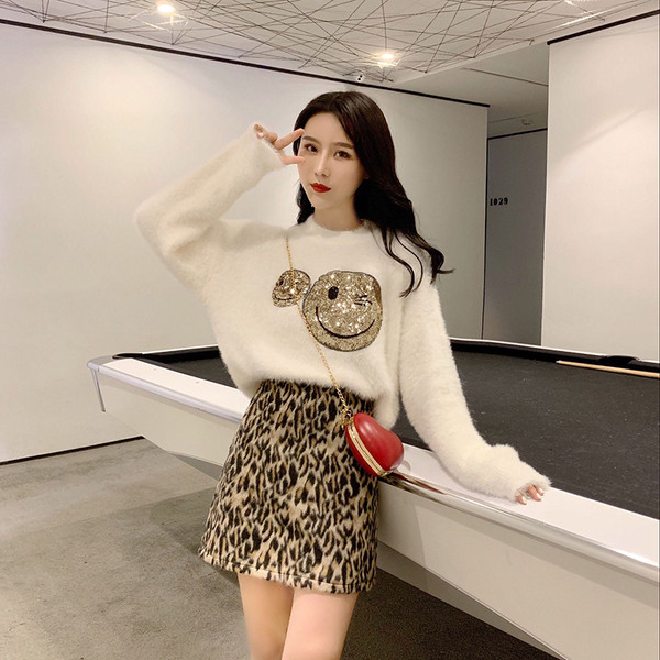 Γυναικείο μαλακό πουλόβερ με πούλιες σε λευκό και μαύρο χρώμα