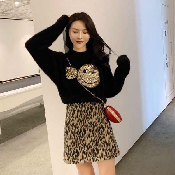 Γυναικείο μαλακό πουλόβερ με πούλιες σε λευκό και μαύρο χρώμα