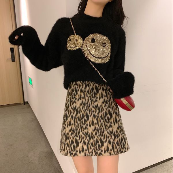 Γυναικείο μαλακό πουλόβερ με πούλιες σε λευκό και μαύρο χρώμα