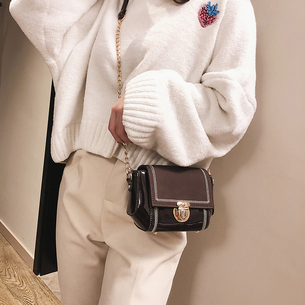 Μικρή γυναικεία τσάντα με χρυσά μοτίβα σε τρία χρώματα