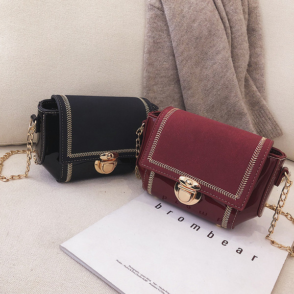 Μικρή γυναικεία τσάντα με χρυσά μοτίβα σε τρία χρώματα