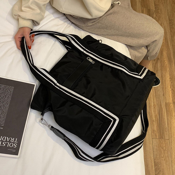 Καθημερινή γυναικεία τσαάντα σε τέσσερα χρώματα