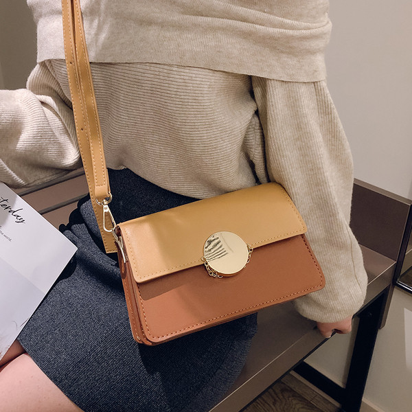 Τσάντα μικρού μεγέθους από οικολογικό δέρμα με μεταλλικό κούμπωμα σε τρία χρώματα