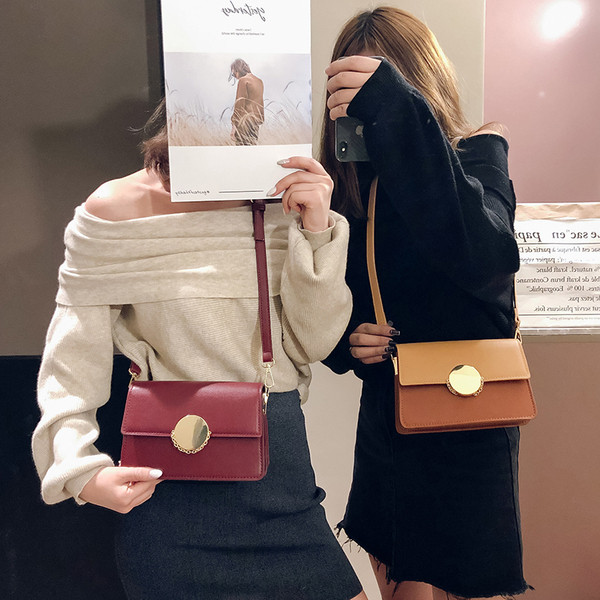 Τσάντα μικρού μεγέθους από οικολογικό δέρμα με μεταλλικό κούμπωμα σε τρία χρώματα