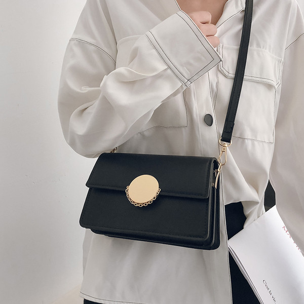 Τσάντα μικρού μεγέθους από οικολογικό δέρμα με μεταλλικό κούμπωμα σε τρία χρώματα