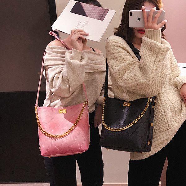 Μοντέρνα κυρία τσάντα με μεταλλικά στοιχεία σε τέσσερα χρώματα