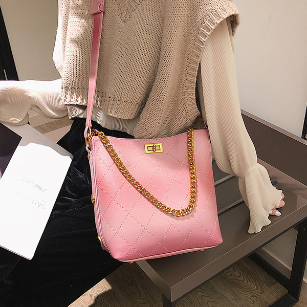 Μοντέρνα κυρία τσάντα με μεταλλικά στοιχεία σε τέσσερα χρώματα