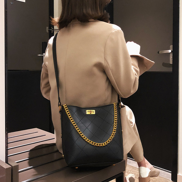 Μοντέρνα κυρία τσάντα με μεταλλικά στοιχεία σε τέσσερα χρώματα