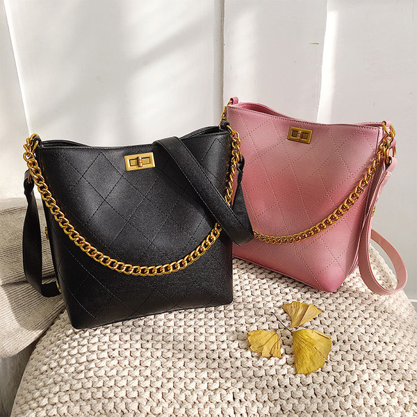 Μοντέρνα κυρία τσάντα με μεταλλικά στοιχεία σε τέσσερα χρώματα