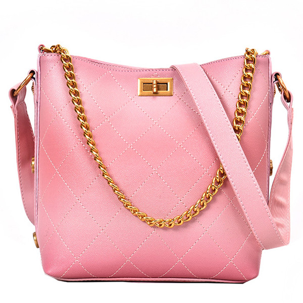 Μοντέρνα κυρία τσάντα με μεταλλικά στοιχεία σε τέσσερα χρώματα