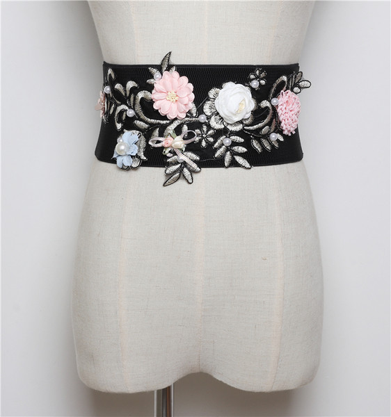 Rugalmas női öv fekete-fehér 3D virágos elemekkel