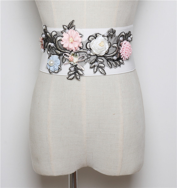 Rugalmas női öv fekete-fehér 3D virágos elemekkel