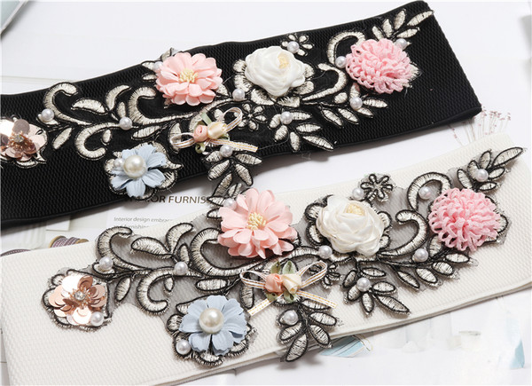 Rugalmas női öv fekete-fehér 3D virágos elemekkel