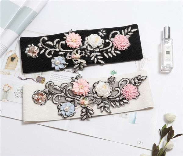 Rugalmas női öv fekete-fehér 3D virágos elemekkel