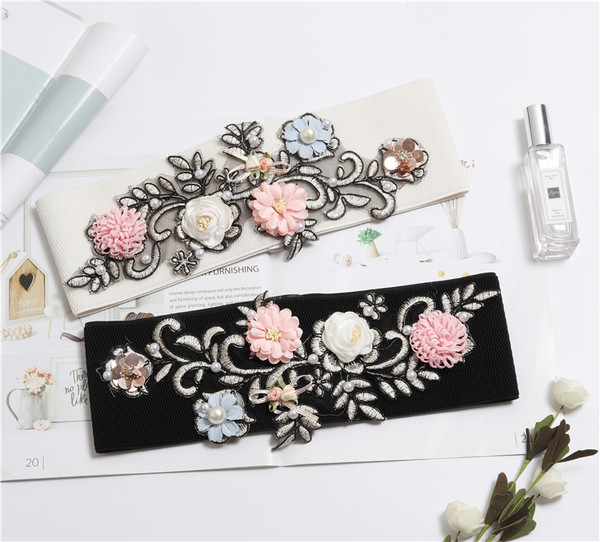 Rugalmas női öv fekete-fehér 3D virágos elemekkel