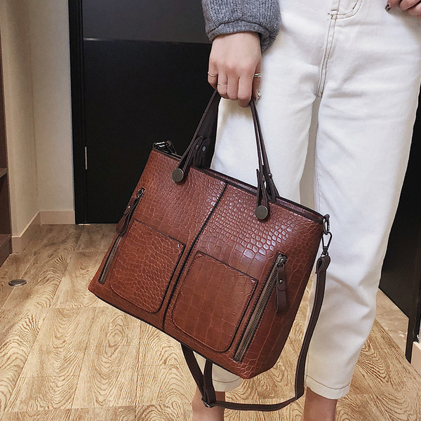 Geanta de dama eleganta din piele ecologica cu buzunare in patru culori