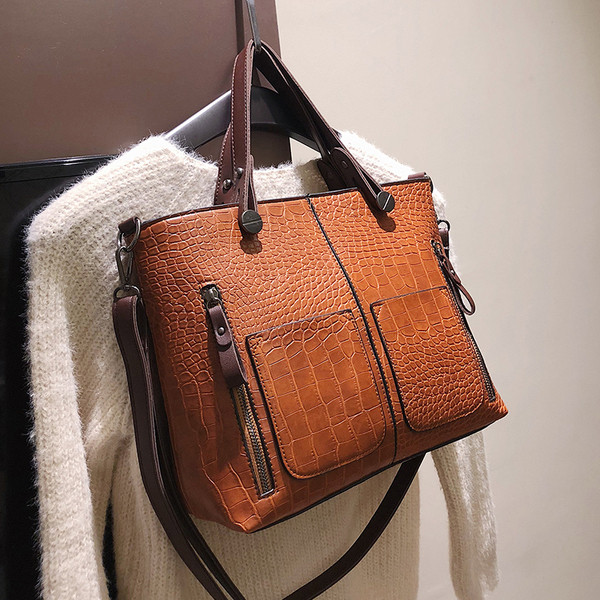 Geanta de dama eleganta din piele ecologica cu buzunare in patru culori