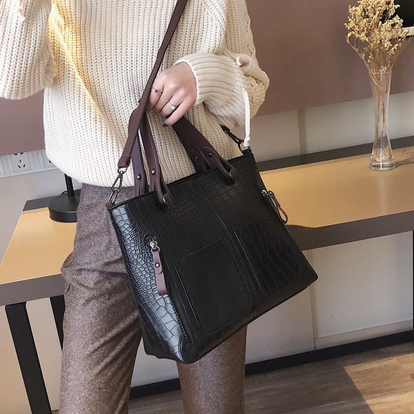 Geanta de dama eleganta din piele ecologica cu buzunare in patru culori