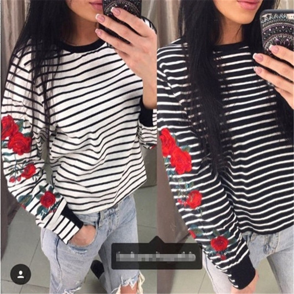 Καθημερινή γυναικεία ριγέ μπλούζα με χρωματιστά κεντήματα