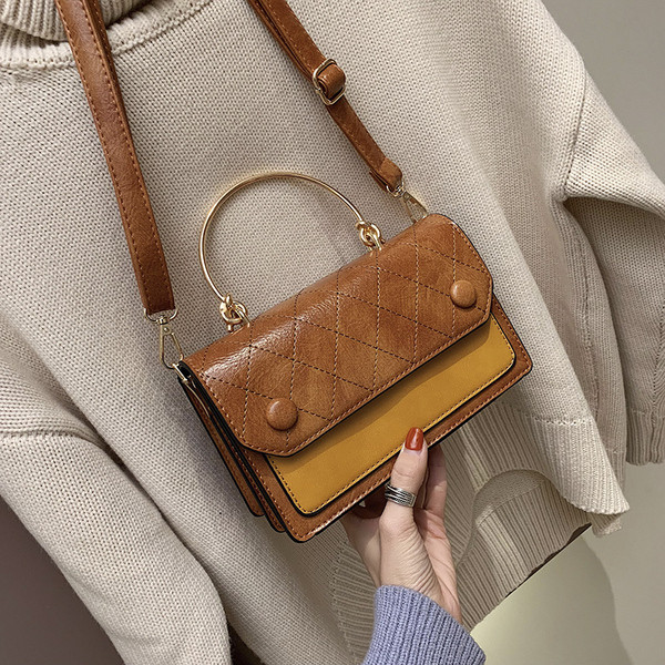 Öt színben fém fogantyúval készült modern női táska öko bőrből