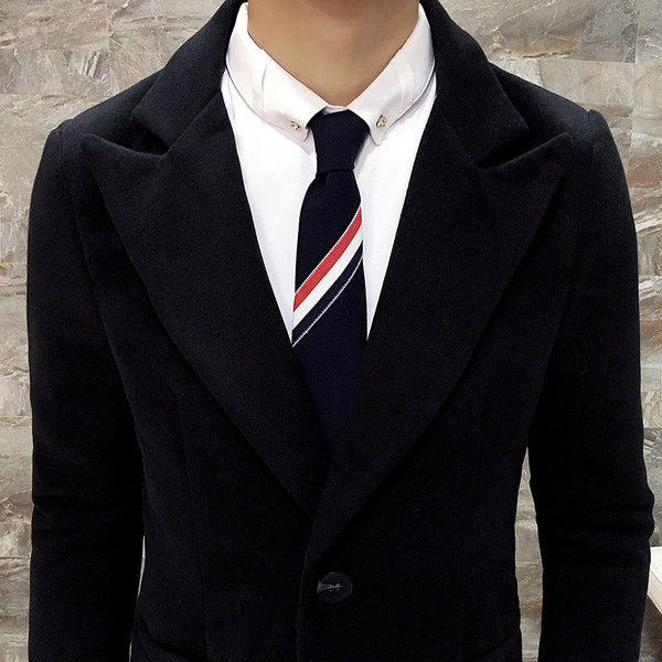 Stílusos férfi hosszú kabát V-alakú gallérral fekete színben