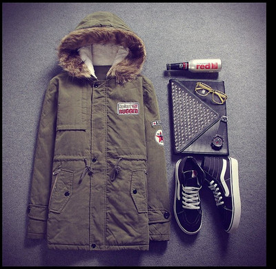 Modern férfi kabát kapucnival és emblémákkal több színben