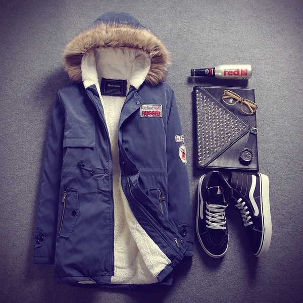 Modern férfi kabát kapucnival és emblémákkal több színben