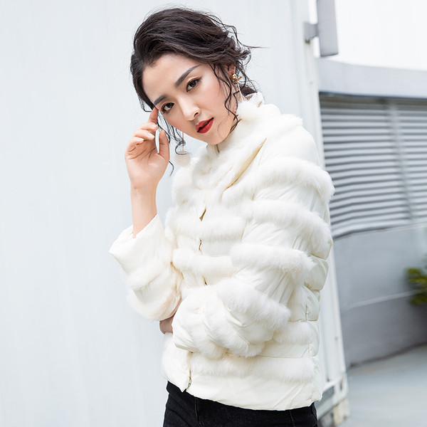 Modern női kabát fehér és fekete pehelyszínnel