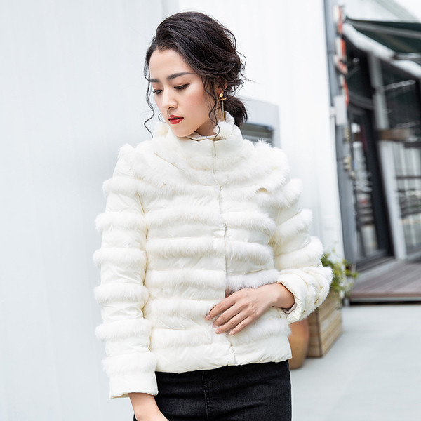 Modern női kabát fehér és fekete pehelyszínnel