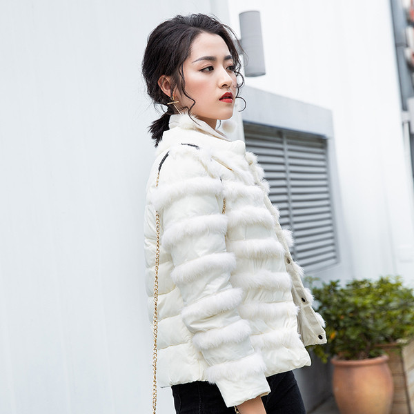 Modern női kabát fehér és fekete pehelyszínnel