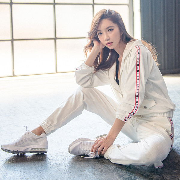 Γυναικείο αθλητικό σετ σε δύο μέρη σε λευκό, μαύρο και γκρι χρώνα