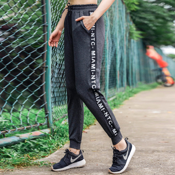 Pantaloni sport de damă cu talie elastică și inscripții în două culori