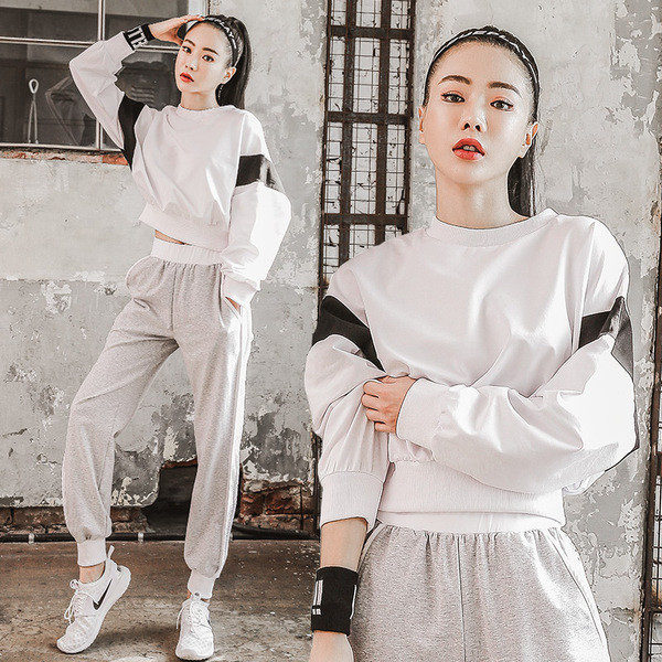 Γυναικεία αθλητική φόρμα - μπλούζα + παντελόνι σε λευκό και μαύρο χρώμα