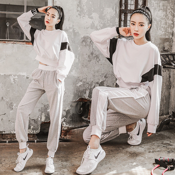 Γυναικεία αθλητική φόρμα - μπλούζα + παντελόνι σε λευκό και μαύρο χρώμα