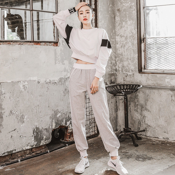 Γυναικεία αθλητική φόρμα - μπλούζα + παντελόνι σε λευκό και μαύρο χρώμα