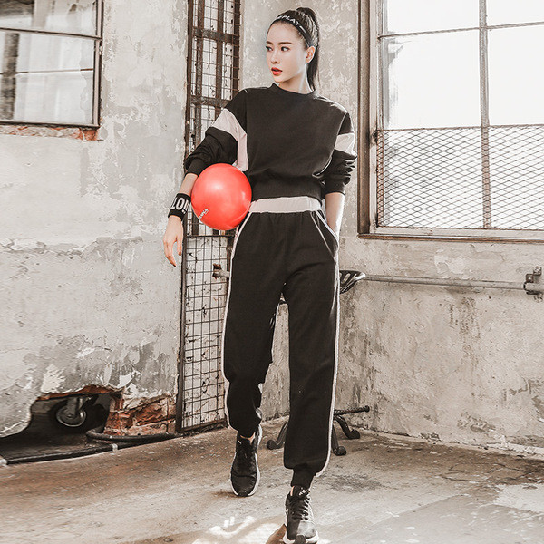 Γυναικεία αθλητική φόρμα - μπλούζα + παντελόνι σε λευκό και μαύρο χρώμα