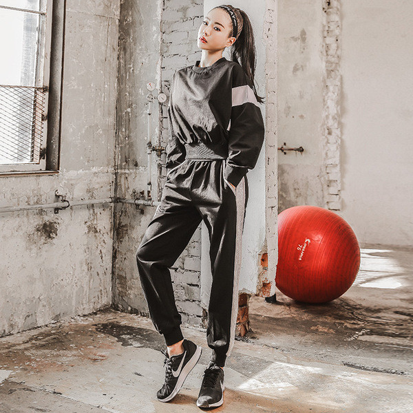 Γυναικεία αθλητική φόρμα - μπλούζα + παντελόνι σε λευκό και μαύρο χρώμα