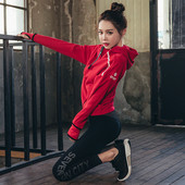 Női sportcsapat tartalmaz egy feliratos leggingset és egy kapucnis pulóvert többféle színben