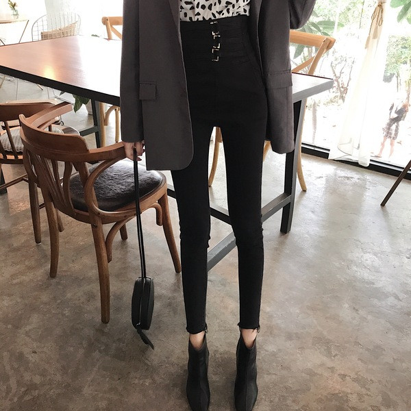 Aktuális női testhezálló farmernadrág magas derékkal