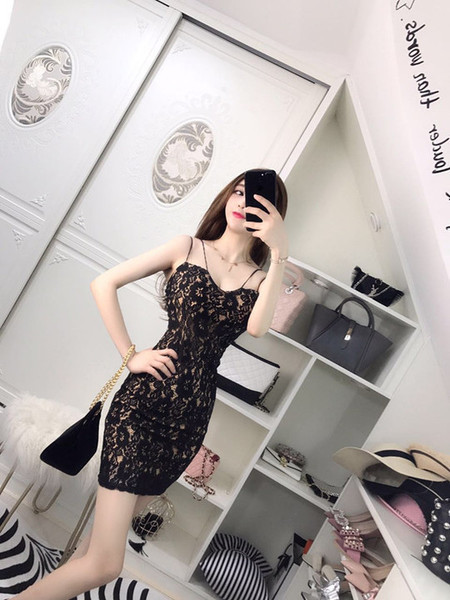 Stílusos női ruha fekete-fehér csipkével