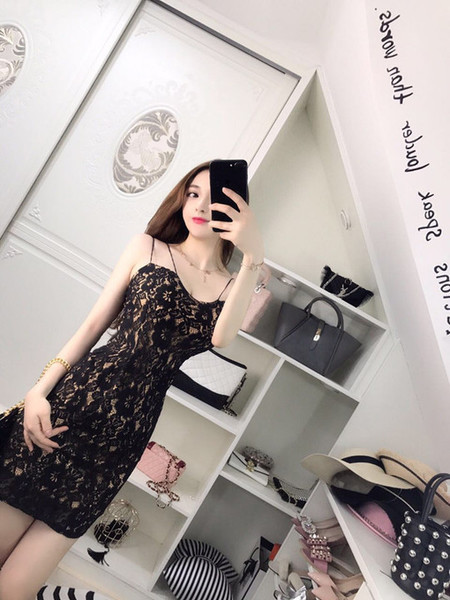 Stílusos női ruha fekete-fehér csipkével