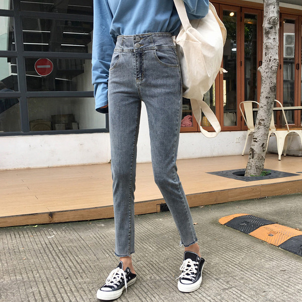 Női testhezálló, világos színű farmernadrág, magas derékkal