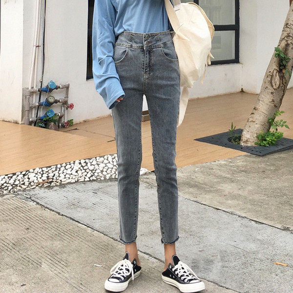 Női testhezálló, világos színű farmernadrág, magas derékkal