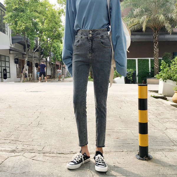 Női testhezálló, világos színű farmernadrág, magas derékkal